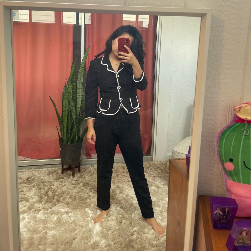 Black cropped blazer with white lining